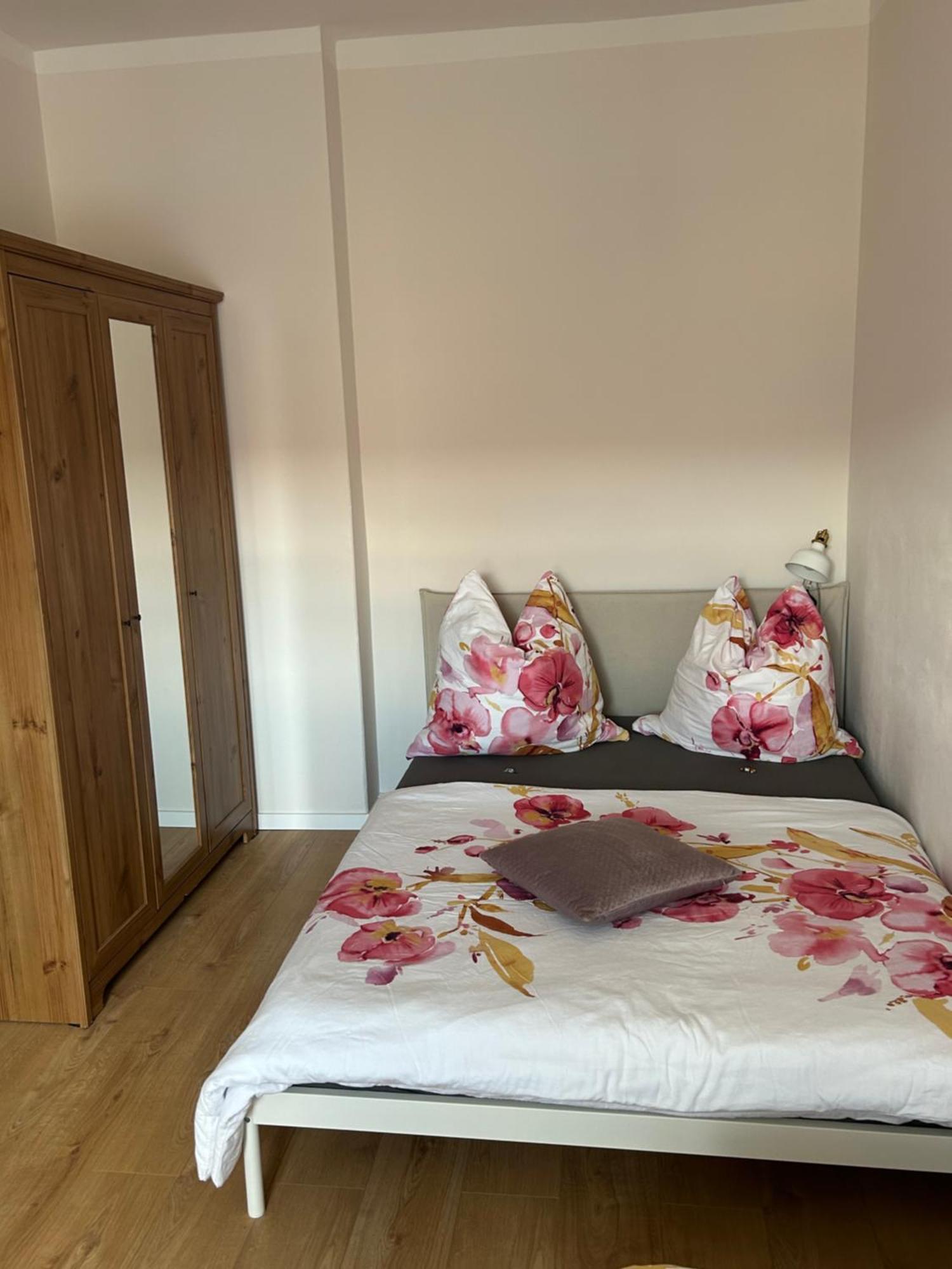 Schoene Neue 4 Zimmer Wohnung Mit Sued-Balkon Bis 8 Personen Naumburg  Exterior photo